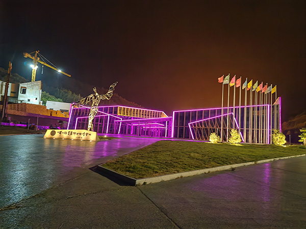 城市亮化是现代城市建设的重要组成部分,它不仅可以美化城市的夜景,还能提升城市的整体形象。随着科技的不断进步,城市亮化也得到了更多的关注和创新。本文将介绍一些关于城市亮化的创意和技术,帮助读者了解城市亮化的重要性以及如何进行达日城市亮化的规划和实施。 城市亮化是现代城市建设的重要组成部分,它不仅可以美化城市的夜景,还能提升城市的整体形象。随着科技的不断进步,城市亮化也得到了更多的关注和创新。本文将介绍一些关于城市亮化的创意和技术,帮助读者了解达日城市亮化的重要性以及如何进行达日城市亮化的规划和实施。